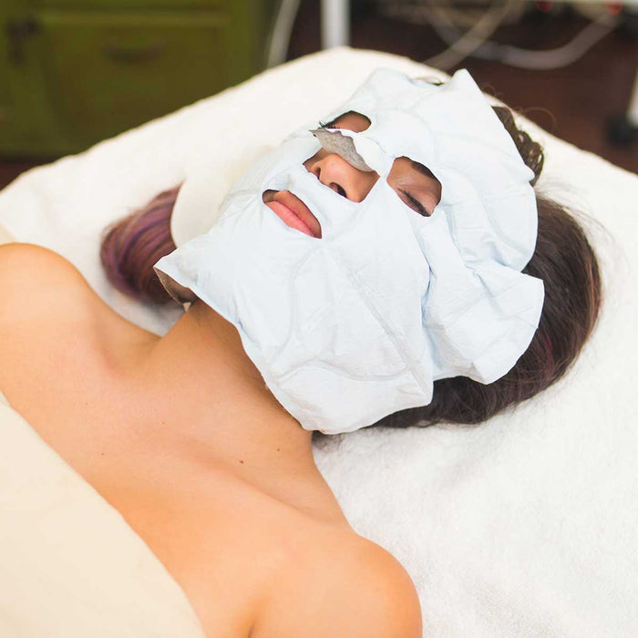 thermaFusion Facial Masque is a self-heating dual-sided facial mask for professional use, designed to support hydration, relaxation, and product absorption.